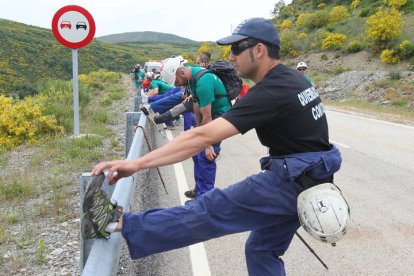 Mineros descansando durante la III Marcha Minera. NOBERTO.