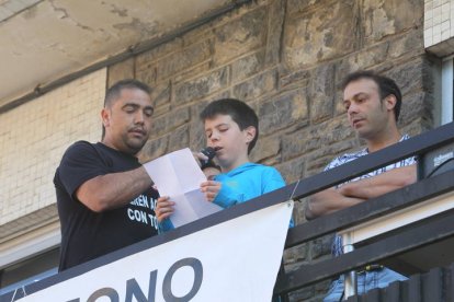 Niño leyendo un discurso durante la  III Marcha Minera. NOBERTO.