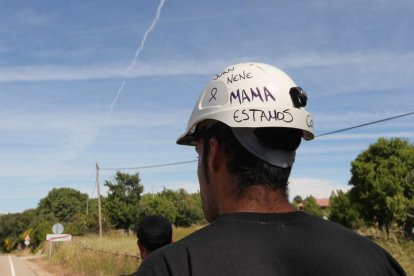 Casco de un minero durante la III Marcha Minera.  NOBERTO.