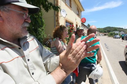 Gente aplaudiendo a los mineros durante la III Marcha Minera.  NOBERTO.