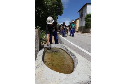 Minero llenando una botella de agua durante la III Marcha Minera.  NOBERTO.