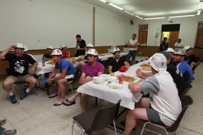 Mineros comiendo durante 
la III Marcha Minera. 
NOBERTO