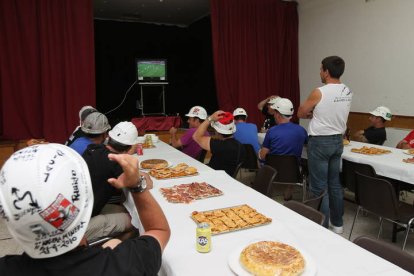 Mineros viendo el fútbol y comiendo durante la III Marcha Minera.  NOBERTO.