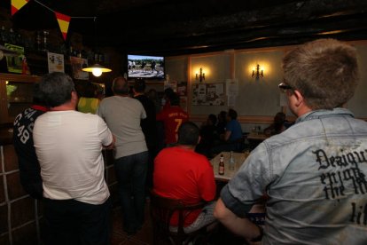 Mineros viendo la televisión durante la III Marcha Minera. NOBERTO.