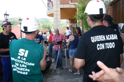 Cancillo, que lleva prótesis, caminó 10 km con muletas durante la III Marcha Minera. ANA F BARREDO