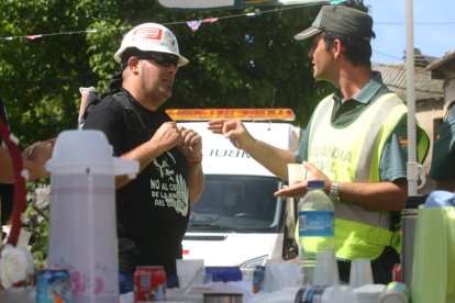 Carlos Tato, en Espina, con un guardia durante  la III Marcha Minera. ANA F BARREDO.