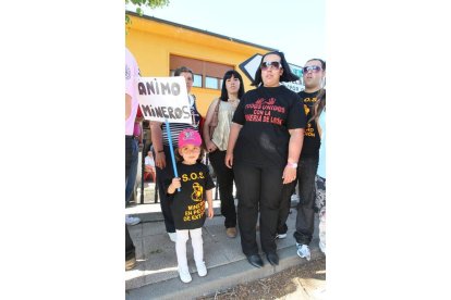 Gente apoyando a los mineros durante la III Marcha Minera. NOBERTO