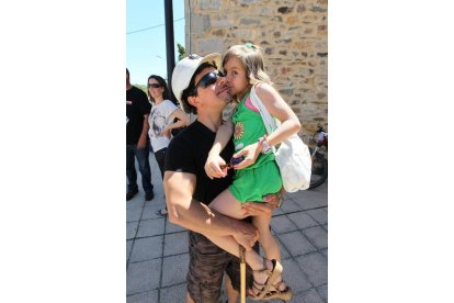 Minero con su hija durante la III Marcha Minera. NOBERTO