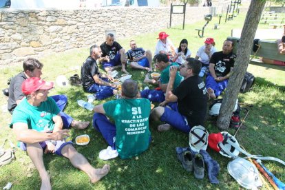 Mineros comiendo durante la III Marcha Minera. NOBERTO