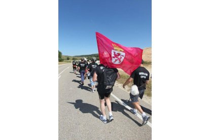Mineros con la bandera de León durante la III Marcha Minera. NOBERTO