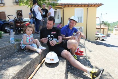 Mineros descansando durante III Marcha Minera. NOBERTO