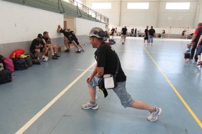 Mineros descansando en un polideportivo durante la III Marcha Minera.  NOBERTO