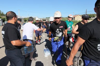 Mineros cogiendo agua durante la III Marcha Minera. NOBERTO