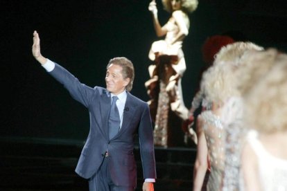 El mítico diseñador Valentino saluda en uno de sus desfiles. EFE
