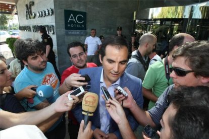 El alcalde de Córdoba, José Antonio Nieto, que ha viajado a Nueva York, atiende a los medios de comunicación a las puertas del hotel Córdoba Palacio. Foto: A.J. GONZÁLEZ