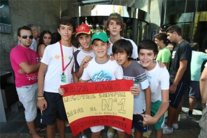 Un grupo de pequeños aficionados que han ido a recibir a Nadal. Foto: A.J. GONZÁLEZ