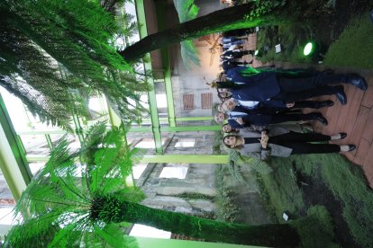 Teresa Ribera y Zapatero escuchan las explicaciones de Arsenio Terrón en la sala del Fuego Verde. L. DE LA MATA