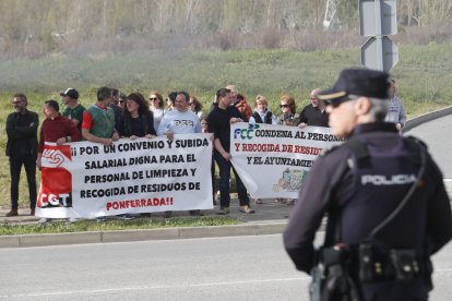 Detalle de los trabajadores de la limpieza en huelga. También estaban los ecologistas contrarios a los macroparques eólicos. L. DE LA MATA