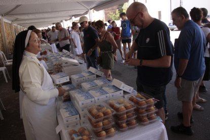 Un año más, el numeroso público disfrutó con una feria de productos que se elaboran en los conventos de clausura de muchas de las provincias de la geografía española. CAMPOS