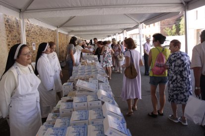 Un año más, el numeroso público disfrutó con una feria de productos que se elaboran en los conventos de clausura de muchas de las provincias de la geografía española. CAMPOS