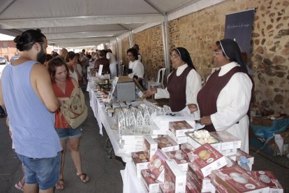 Un año más, el numeroso público disfrutó con una feria de productos que se elaboran en los conventos de clausura de muchas de las provincias de la geografía española. CAMPOS