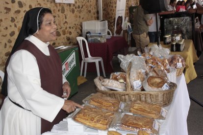 Un año más, el numeroso público disfrutó con una feria de productos que se elaboran en los conventos de clausura de muchas de las provincias de la geografía española. CAMPOS