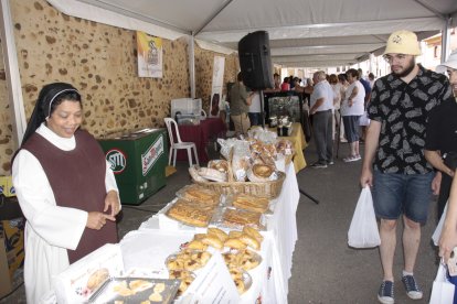 Un año más, el numeroso público disfrutó con una feria de productos que se elaboran en los conventos de clausura de muchas de las provincias de la geografía española. CAMPOS