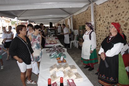 Un año más, el numeroso público disfrutó con una feria de productos que se elaboran en los conventos de clausura de muchas de las provincias de la geografía española. CAMPOS