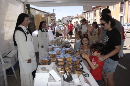 Un año más, el numeroso público disfrutó con una feria de productos que se elaboran en los conventos de clausura de muchas de las provincias de la geografía española. CAMPOS