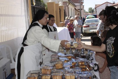 Un año más, el numeroso público disfrutó con una feria de productos que se elaboran en los conventos de clausura de muchas de las provincias de la geografía española. CAMPOS