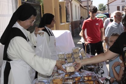 Un año más, el numeroso público disfrutó con una feria de productos que se elaboran en los conventos de clausura de muchas de las provincias de la geografía española. CAMPOS