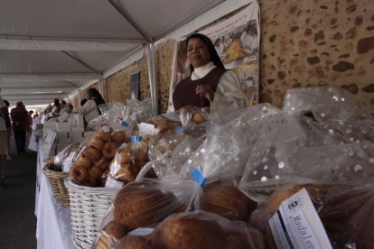 Un año más, el numeroso público disfrutó con una feria de productos que se elaboran en los conventos de clausura de muchas de las provincias de la geografía española. CAMPOS