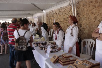 Un año más, el numeroso público disfrutó con una feria de productos que se elaboran en los conventos de clausura de muchas de las provincias de la geografía española. CAMPOS