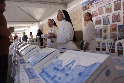 Un año más, el numeroso público disfrutó con una feria de productos que se elaboran en los conventos de clausura de muchas de las provincias de la geografía española. CAMPOS