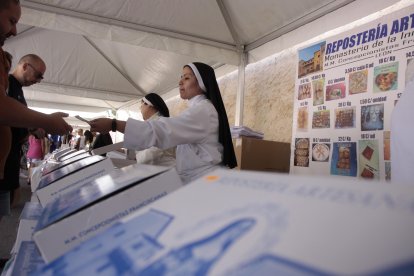 Un año más, el numeroso público disfrutó con una feria de productos que se elaboran en los conventos de clausura de muchas de las provincias de la geografía española. CAMPOS