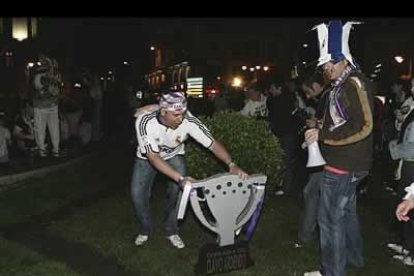 Una ficticia réplica de la copa sirvió para emular el momento en el que los jugadores alzan su trofeo para la afición.
