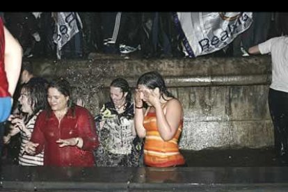 A pesar de las bajas temperaturas de la noche leonesa, lo aficionados hicieron un esfuerzo y se sumergieron en el agua de la fuente de Santo Domingo, como símbolo de homenaje a su equipo.
