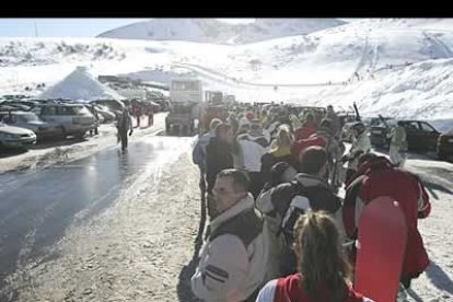 Las aglomeraciones también se registraron para tomar el transporte que facilita la estación para subir a la parte de Cebolledo.