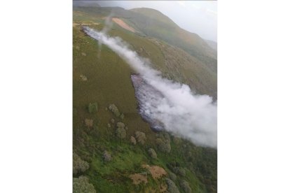 Incendio de Busmayor captado desde el helicóptero de la BRIF de Tabuyo. BRIF TABUYO
