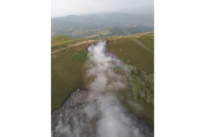 Incendio de Busmayor captado desde el helicóptero de la BRIF de Tabuyo. BRIF TABUYO