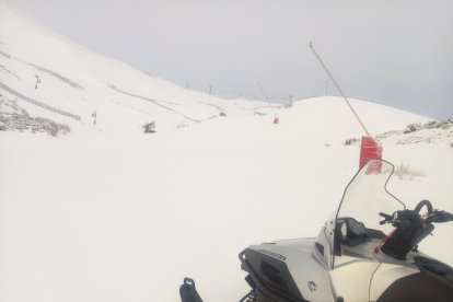 Moto de nieve para recorrer la estación