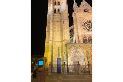 Tomando muestras de la Catedral de León. DL