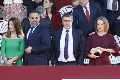 El portavoz del PSOE en el Congrso Patxi López, la portavoz del PP en el Congreso Cuca Gamarra y el líder de Vox Santiago Abascal, este jueves durante el desfile del Día de la Fiesta Nacional en Madrid, presidido por los reyes, en el que participan 4.177 militares, 86 aviones y helicópteros y 142 vehículos terrestres. CHEMA MOYA