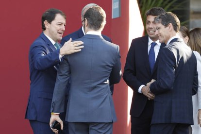 El presidente de la Junta de Castilla y León Alfonso Fernández Mañueco (i), y el presidente de la Generalitat Valenciana Carlos Mazón (2d), este jueves durante el desfile del Día de la Fiesta Nacional en Madrid. CHEMA MOYA