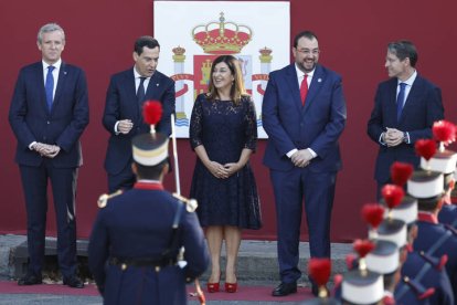 El presidente la Xunta de Galicia Alfonso Rueda, el presidente de la Junta de Andalucía Juanma Moreno,la presidenta de cantabria María José Sáenz de Buruaga, el presidente del Principado de Asturias Adrián Barbón y el presidente de La Rioja Gonzalo Capellán, este jueves durante el desfile del Día de la Fiesta Nacional en Madrid. CHEMA MOYA