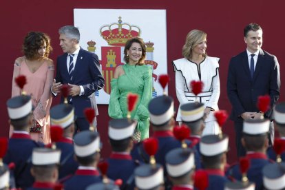 Los ministros María Jesus Montero (i-d), Fernando Grande-Marlaska, Raquel Sánchez, Pilar Alegría y Héctor Gómez, este jueves durante el desfile del Día de la Fiesta Nacional en Madrid. CHEMA MOYA