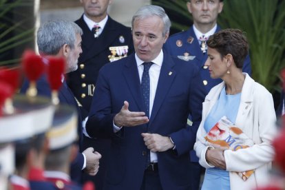 El presidente de Canarias Fernando Clavijo (i-d), el presidente de Aragón, Jorge Azcón, y la presidenta de Navarra María Chivite, este jueves durante el desfile del Día de la Fiesta Nacional. CHEMA MOYA
