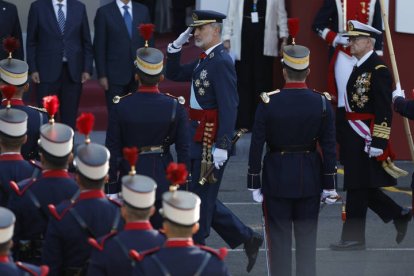 La princesa de Asturias, Leonor y el rey Felipe VI, este jueves en el desfile del Día de la Fiesta Nacional en Madrid, presidido por los reyes. CHEMA MOYA