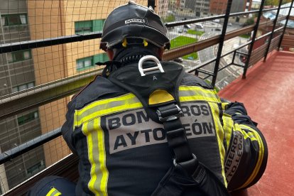 Intervención de los Bomberos de León en la ciudad a causa de las fuertes rachas de viento. BOMBEROS DE LEÓN