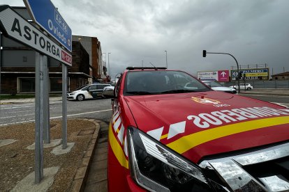 Intervención de los Bomberos de León en la ciudad a causa de las fuertes rachas de viento. BOMBEROS DE LEÓN